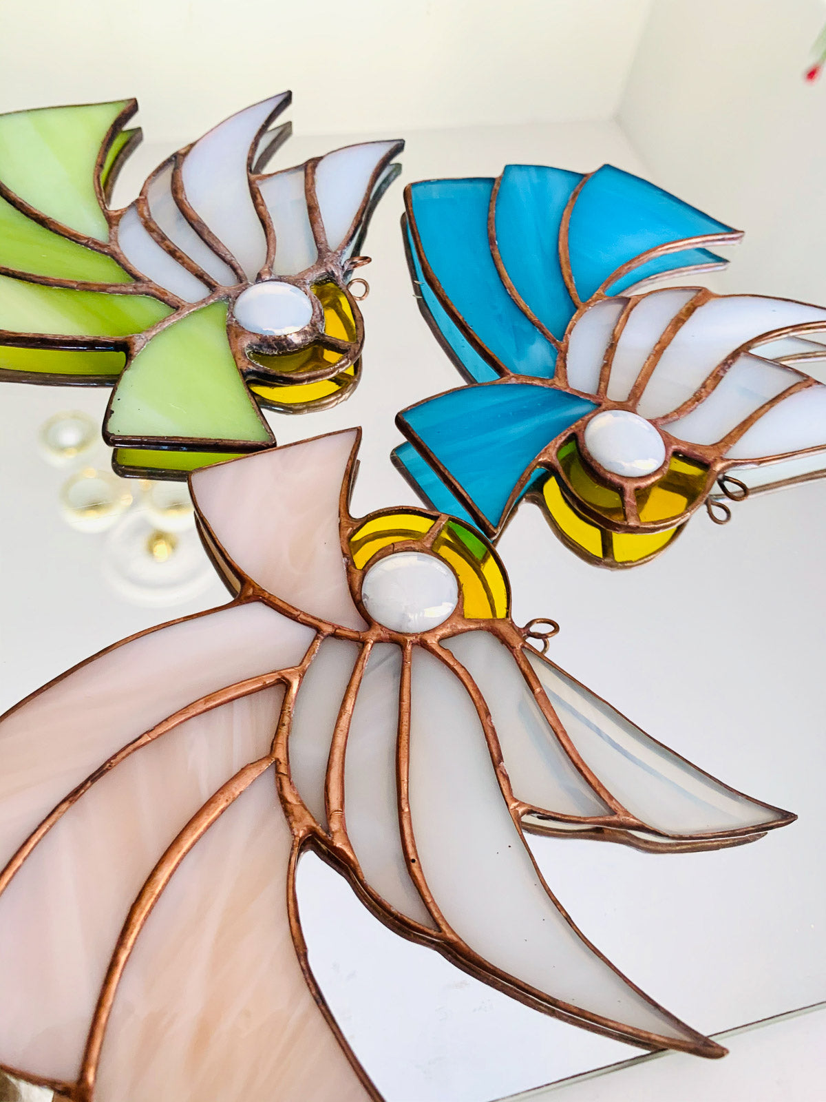 Anioł lecący różowy